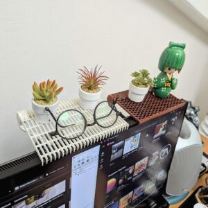 Adjustable top shelf for any monitor or TV.